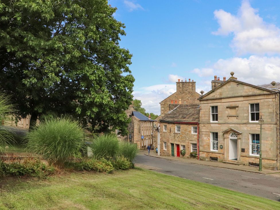 A street with stone buildings trees and grass at 5 Castle Hill in Lancaster
