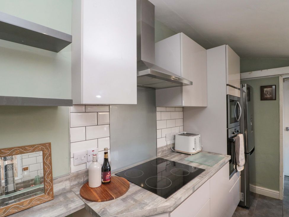 A kitchen with a cooker and a toaster at Moot Cottage Driffield
